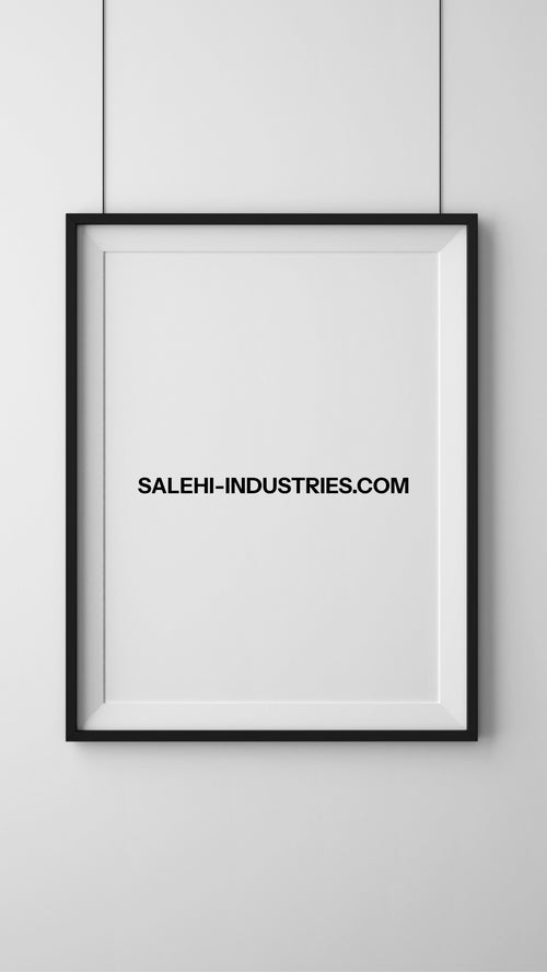 Schwarzer Gallery-Rahmen von Salehi Industries, zum Einrahmen von Kunstwerken oder Fotos, aus robustem Material gefertigt.